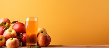 ai généré rafraîchissant Pomme jus dans verre sur en bois table avec doux Jaune Contexte pour texte placement photo