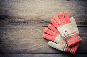 hiver gants Orange Couleur sur en bois Contexte - Ton ancien photo