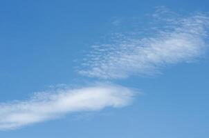 nuages dans le ciel bleu photo