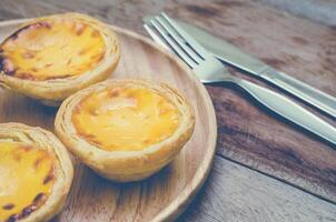 Oeuf tartes sur une en bois assiette photo