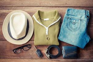 Voyage accessoires. chemises, jeans, Chapeaux, ceintures, portefeuilles, lunettes, voiture clés prêt pour le voyage. photo