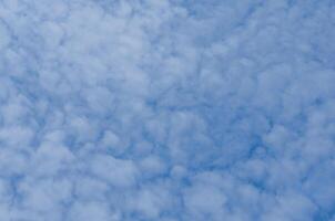 ciel bleu avec gros plan de nuages photo
