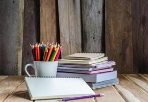 Couleur crayon et carnet de croquis sur bois table photo