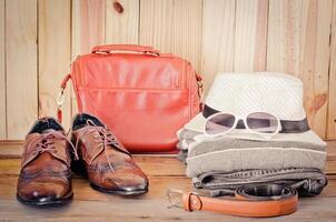 Voyage accessoires. chemises, jeans, chapeaux, chaussures, sac, ceinture, lunettes de soleil, prêt pour le voyage photo