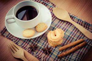 café biscuits sur une en bois table pour petit déjeuner avant travail photo