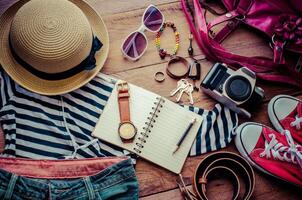 Voyage accessoires et costume sur en bois sol photo