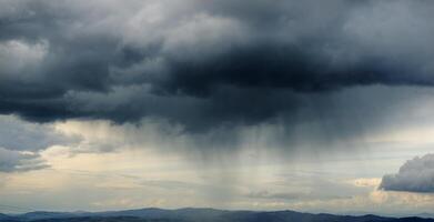 orage à venir et des nuages il pleut photo