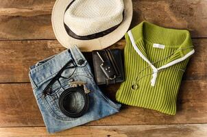 Voyage accessoires. chemises, jeans, Chapeaux, ceintures, portefeuilles, lunettes, voiture clés prêt pour le voyage. photo