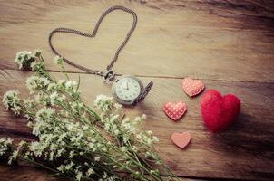 cœur et fleur l'horloge cadeau pour l'amour - le concept de la Saint-Valentin journée. photo