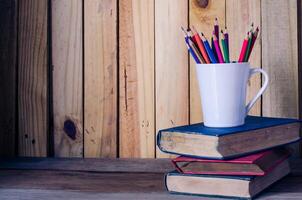 vieux livre et Couleur crayon sur une en bois sol - Ton ancien photo