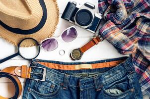 Voyage accessoires et costume sur blanc Contexte photo