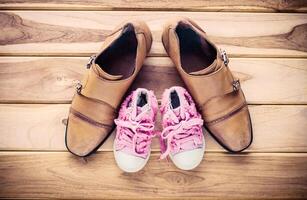 des chaussures pour papa et fille - concept protéger photo