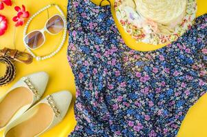 Vêtements pour femmes sur le Jaune sol. prêt pour Voyage photo