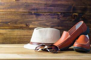 marron des chaussures des lunettes de soleil et chapeau sur en bois sol photo