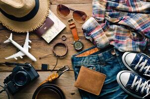 Voyage accessoires et costume sur en bois sol photo