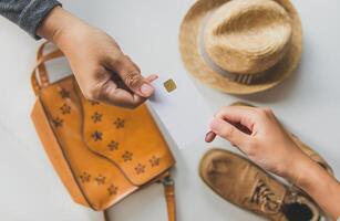 client payant pour leur commande avec une crédit carte dans achats centre commercial. acheteur donner pour crédit carte à Paiement pour des biens photo