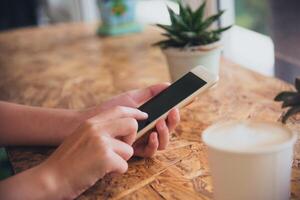 combinés utilisation les smartphones à relier et trouver information dans café magasins. photo