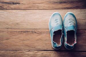 des chaussures pour femmes sur le en bois sol. photo