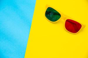 Haut vue pour des lunettes de soleil sur une coloré Contexte. photo