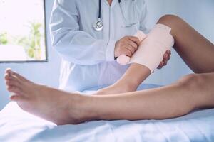 médecins sont traiter les patients avec jambe blessures photo