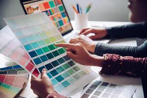 designer graphique Créatif ,la créativité femme travail sur portable et conception coloration Couleur des idées style photo