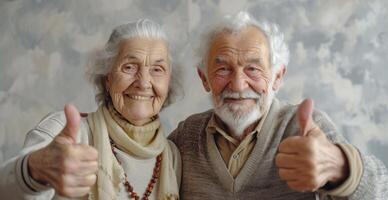 ai généré souriant vieux couple montrant les pouces en haut, âge acceptation photo