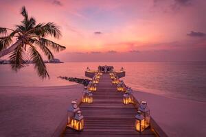 dîner romantique sur la plage avec coucher de soleil, bougies aux feuilles de palmier et ciel et mer au coucher du soleil. vue imprenable, paysage de lune de miel ou de dîner d'anniversaire. horizon de soirée île exotique, romance pour un couple photo