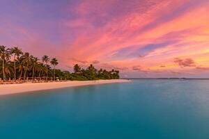 aérien lever du soleil le coucher du soleil baie voir, coloré ciel et des nuages avec incroyable plage. méditation relaxation tropical drone vue mer océan l'eau. aérien la nature skyscape paysage marin Contexte. tropical plage vue photo