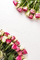 magnifique verticale de fête Contexte avec deux bouquets de blanc et rose thé des roses. Vide espace pour votre texte. frontière. Cadre. carte postale. photo