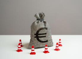 euro argent sac bloqué par route cônes. méfiant fonds avec inconnue sources. nationale argent réserve. gelé de comptes et les sanctions sur capital. photo