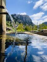 l'eau écoulement de une Fontaine dans le forêt photo