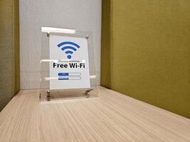 gratuit Wi Fi signe sur en bois table dans Nagasaki, Japon. photo