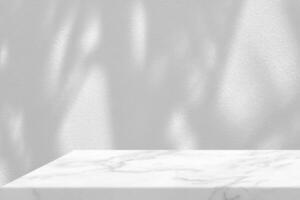 minimal blanc marbre table coin avec arbre ombre sur béton mur arrière-plan, adapté pour produit présentation toile de fond, afficher, et moquer en haut. photo