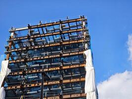 bâtiment en dessous de construction avec bleu ciel Contexte. photo