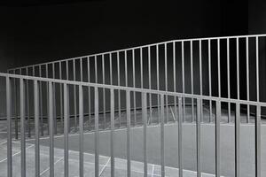 fauteuil roulant rampe avec métal balustrade. photo