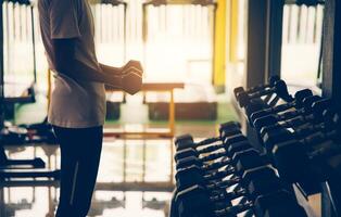 Jeune femmes exercice dans une professionnel Gym avec une sélection de exercice équipement. photo