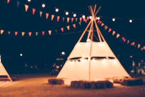 flou images de le Contexte fête dans le de fête festivités pendant le nuit, qui consiste de gens et étincelant bokeh. photo