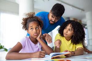 peu fille à la recherche dérangé tandis que sa Parents sont parlant à sa dans le Contexte photo