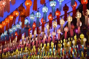 lanternes pour tous les deux thaïlandais et chinois bonheur festivals photo