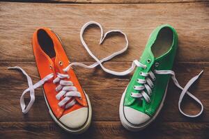 Orange et vert baskets avec une corde fabriqué de cœur style. -la saint valentin journée l'amour concept photo