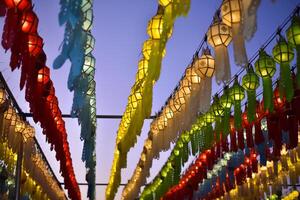 lanternes pour tous les deux thaïlandais et chinois bonheur festivals photo