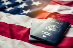 passeport est mis sur le nous drapeau. en train de préparer pour une légitime périple photo