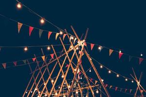 fête drapeaux décoré dans une fête pendant le nuit photo