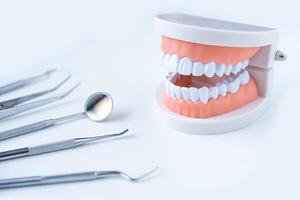 proche en haut dentiste outils pour les dents se soucier à blanc Contexte Haut vue photo