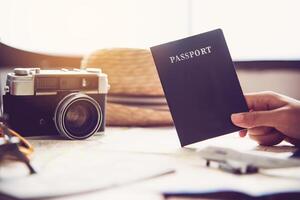 gens en portant passeports, carte pour Voyage avec bagage pour le voyage photo