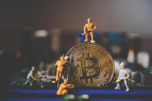 miniature gens ou petit figure ouvrier sur or Bitcoin. bit pièce de monnaie crypto-monnaie bancaire argent numérique bit pièce de monnaie btc devise La technologie affaires l'Internet concept. photo