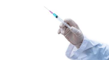fermer médecin avec seringue prêt pour injection de vaccin à patient. vaccination concept. photo