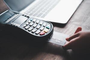 payant par crédit carte, achat et vente des produits en utilisant une crédit carte glisser machine pour commodité et vitesse, comprenant en ligne achats photo