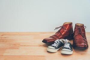 le des chaussures de père et fils. concept père journée photo