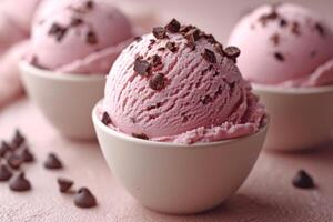 ai généré des balles de rose la glace crème couvert avec Chocolat. fraise saveur photo